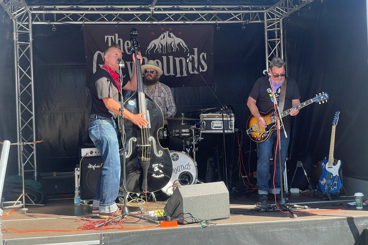Livemusik gab es von den Greyhounds Drei Musiker mit Instrumenten
