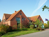 rotes Backsteinhaus auf grünem Rasen