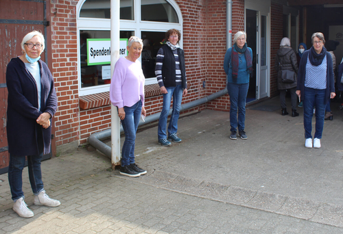 Team von 5 Personen verteilt vor der Spendenkammer